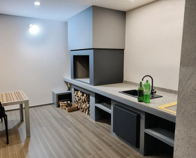 Moderne Garten-Grillküche im Nebengebäude – Feuerraum 120×85 cm