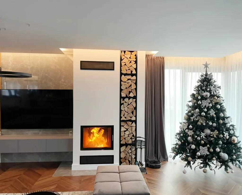 Moderni kamin sa policama za drva. Ravno staklo.