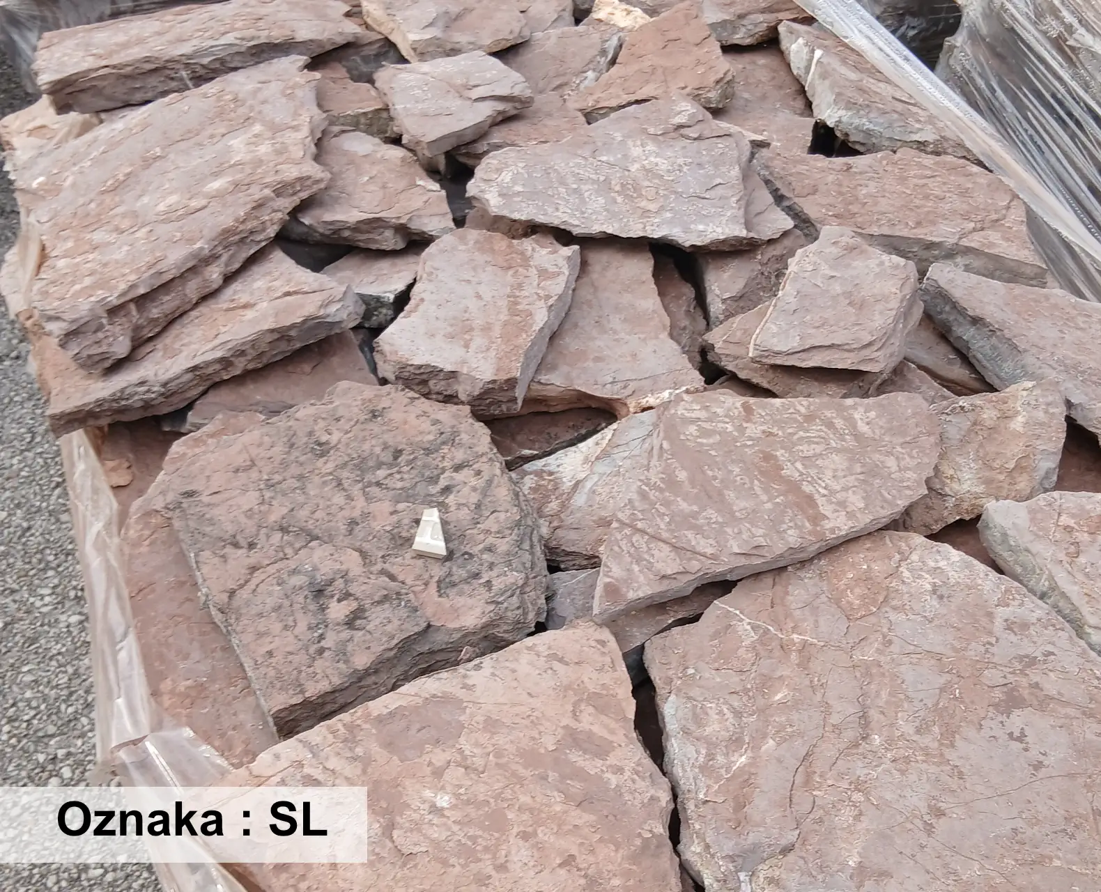 Prirodni lomljeni kamen u sivo-smeđim nijansama